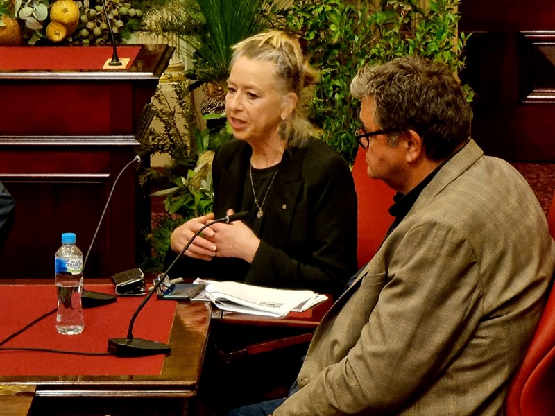 Fern Hames and Damein Bell discussing biodiversity conservation at the forum.