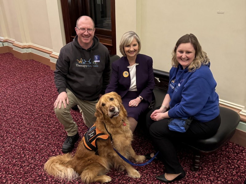 Therapy Animals Australia Dr Brad Rundle, Melanie Rundle, Bailey and Shepparton MP Kim O'Keeffe.